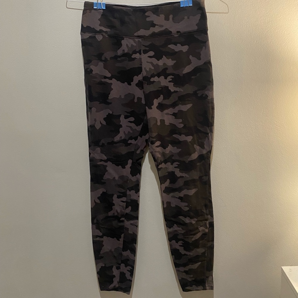 black and gray camo leggings